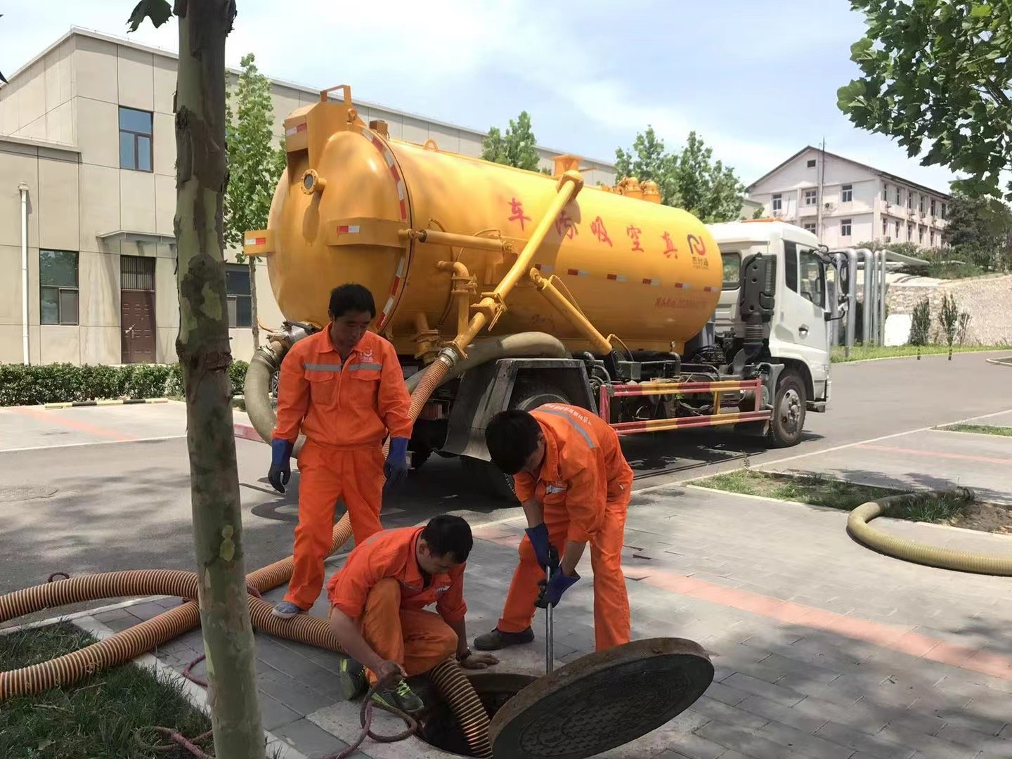 济宁管道疏通车停在窨井附近