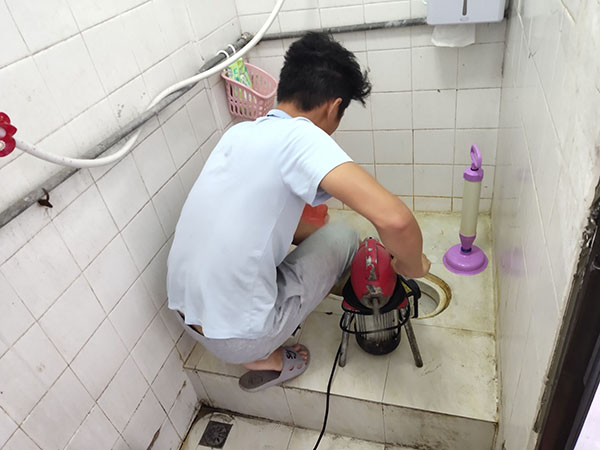 济宁管道堵塞冒臭气 专业师傅现场解决问题